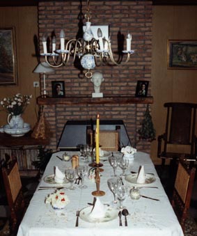 eetkamer2.jpg (28978 bytes)